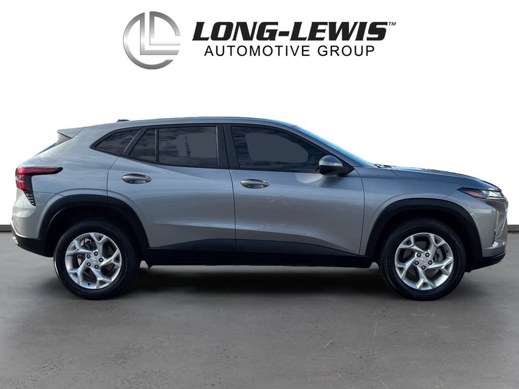 Used 2024 Chevrolet Trax LS w/ LS Convenience Package FWD image 8
