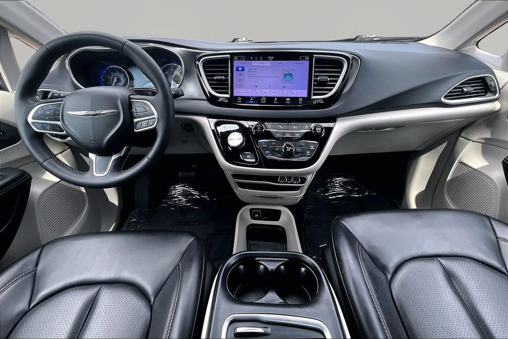 Used 2023 Chrysler Pacifica Touring-L FWD image 16