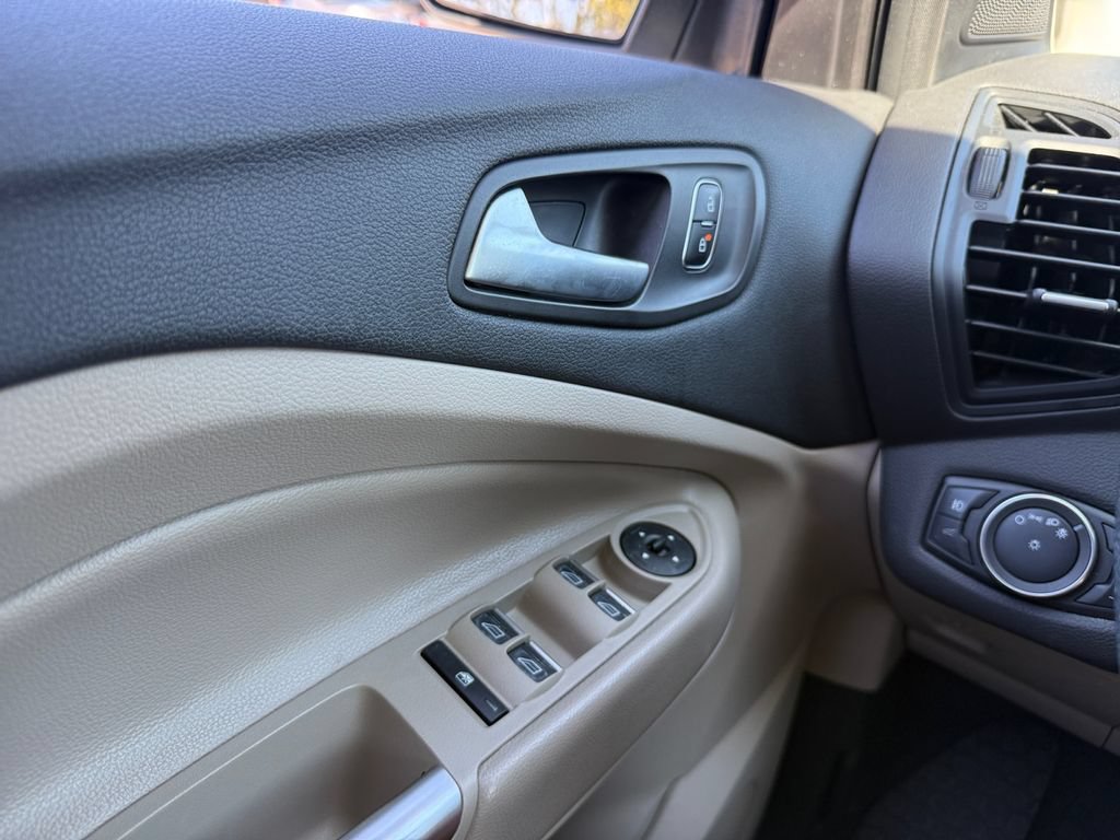 Certified 2019 Ford Escape SE FWD image 15