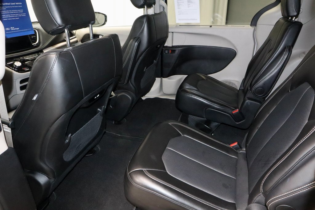Used 2024 Chrysler Pacifica Touring-L image 21