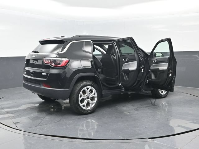 Used 2025 Jeep Compass Latitude AWD/4WD image 27