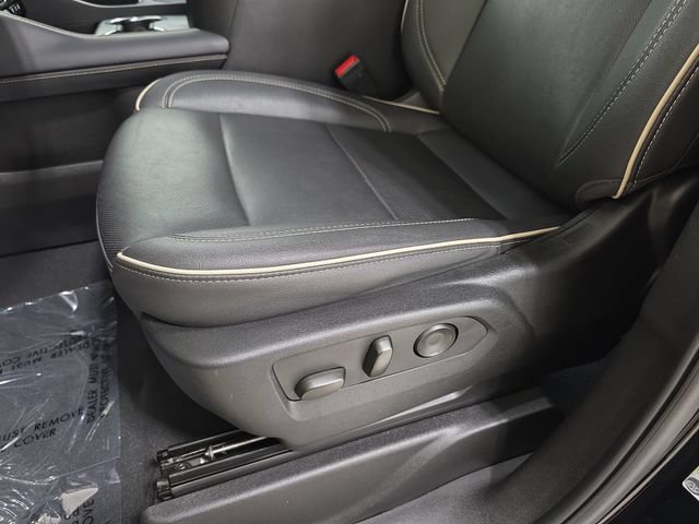 Used 2024 GMC Yukon XL SLT w/ SLT Luxury Package AWD/4WD image 29