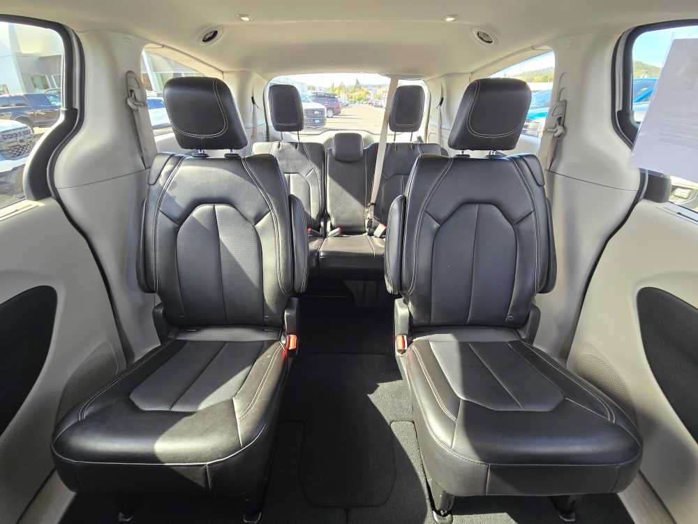 Used 2024 Chrysler Pacifica Touring-L FWD image 18