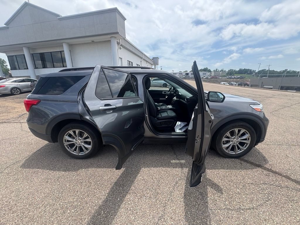 Certified 2022 Ford Explorer XLT w/ Equipment Group 202A AWD/4WD image 6