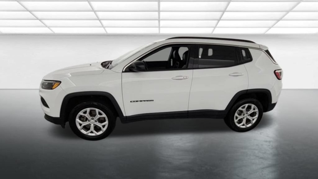 Used 2024 Jeep Compass Latitude AWD/4WD image 3