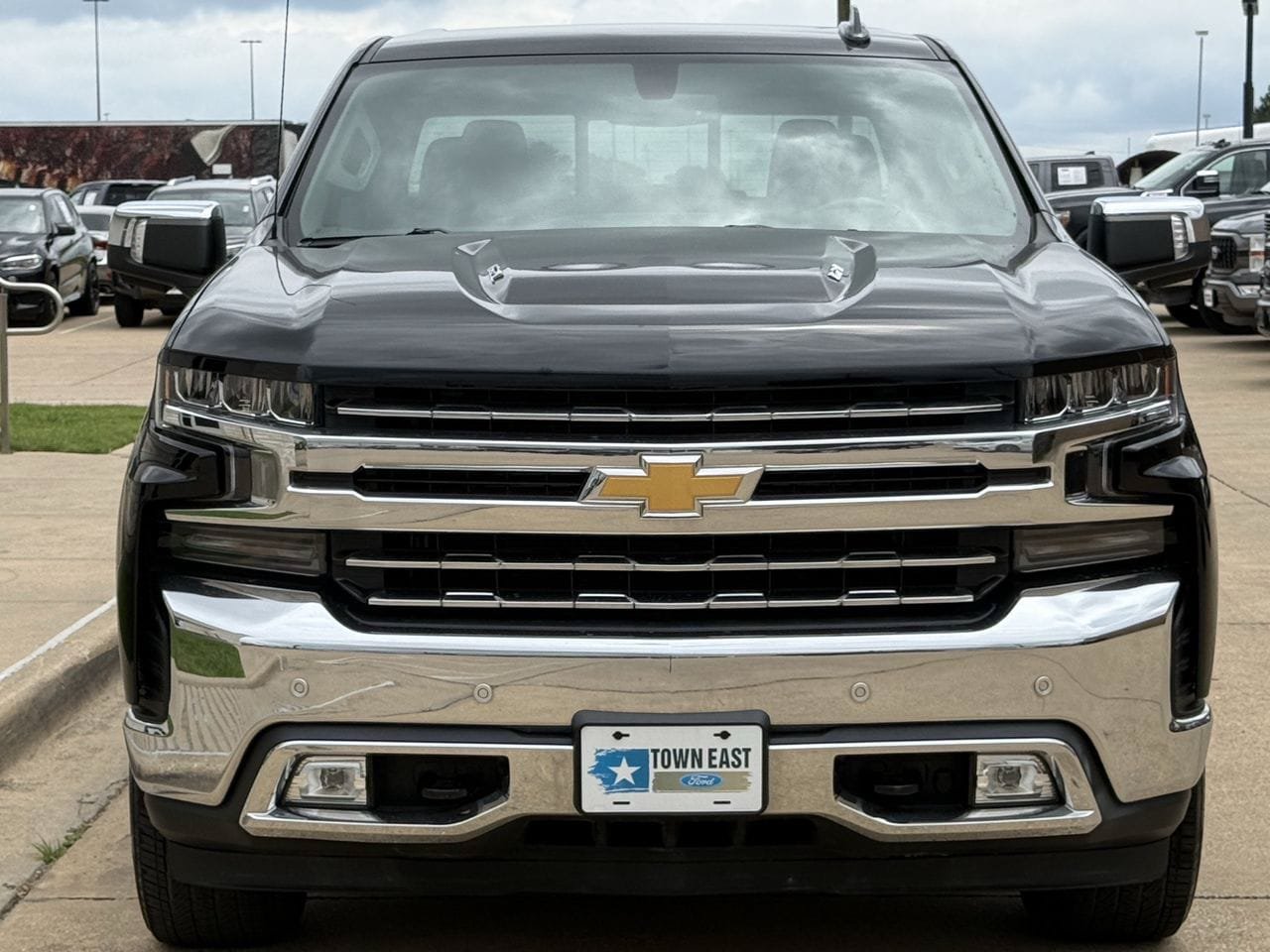 Used 2019 Chevrolet Silverado 1500 LTZ w/ LTZ Plus Package AWD/4WD image 7