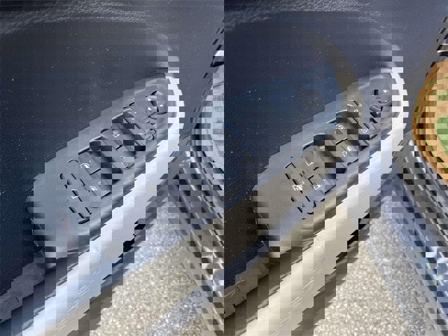 Used 2022 Hyundai Venue Limited image 17