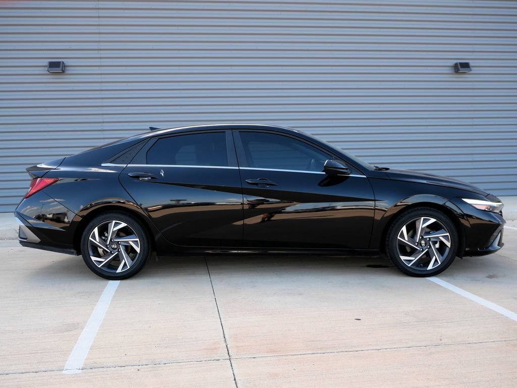 Used 2025 Hyundai Elantra SEL FWD image 2