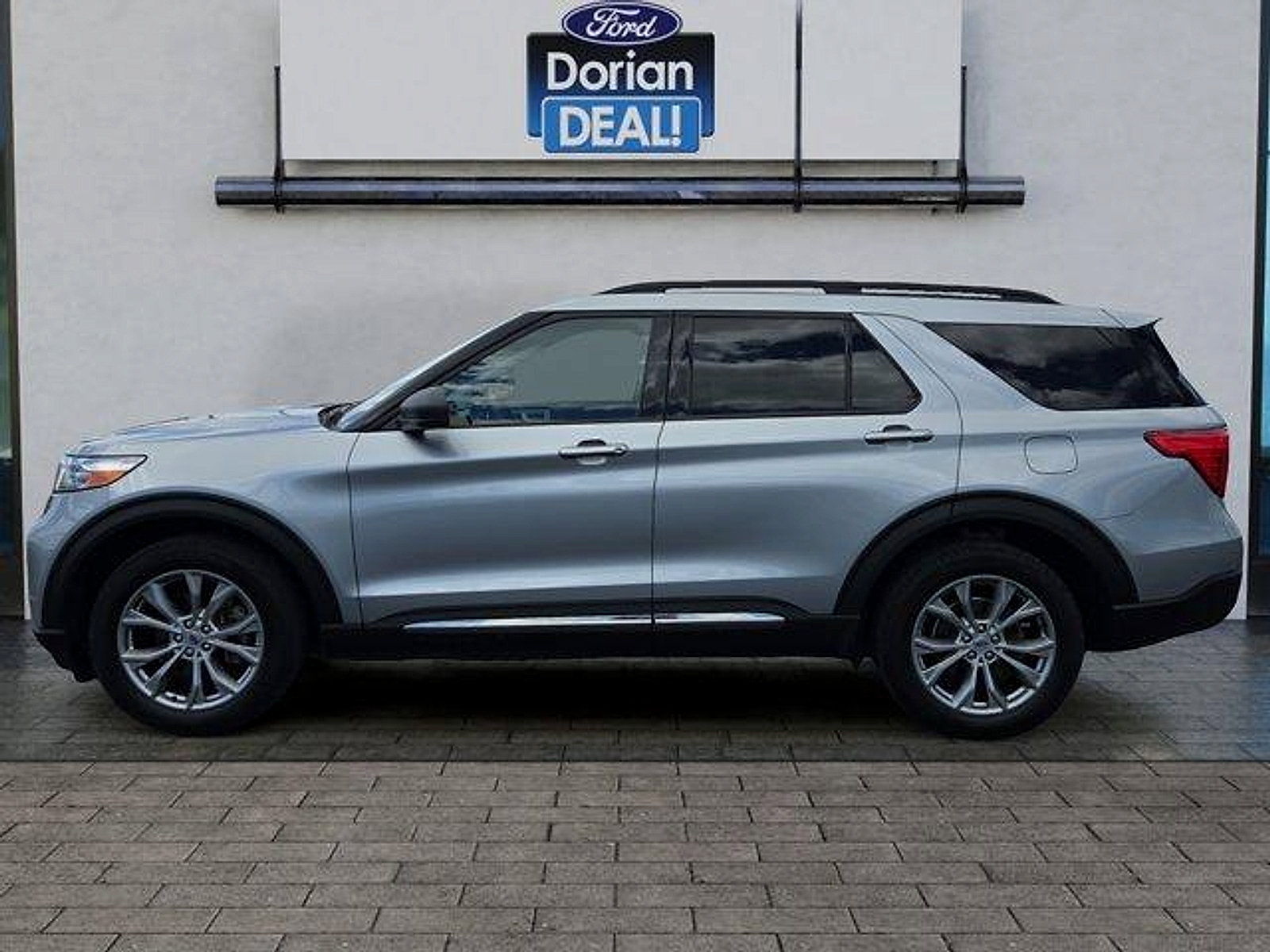 Certified 2023 Ford Explorer XLT w/ Equipment Group 202A AWD/4WD image 6