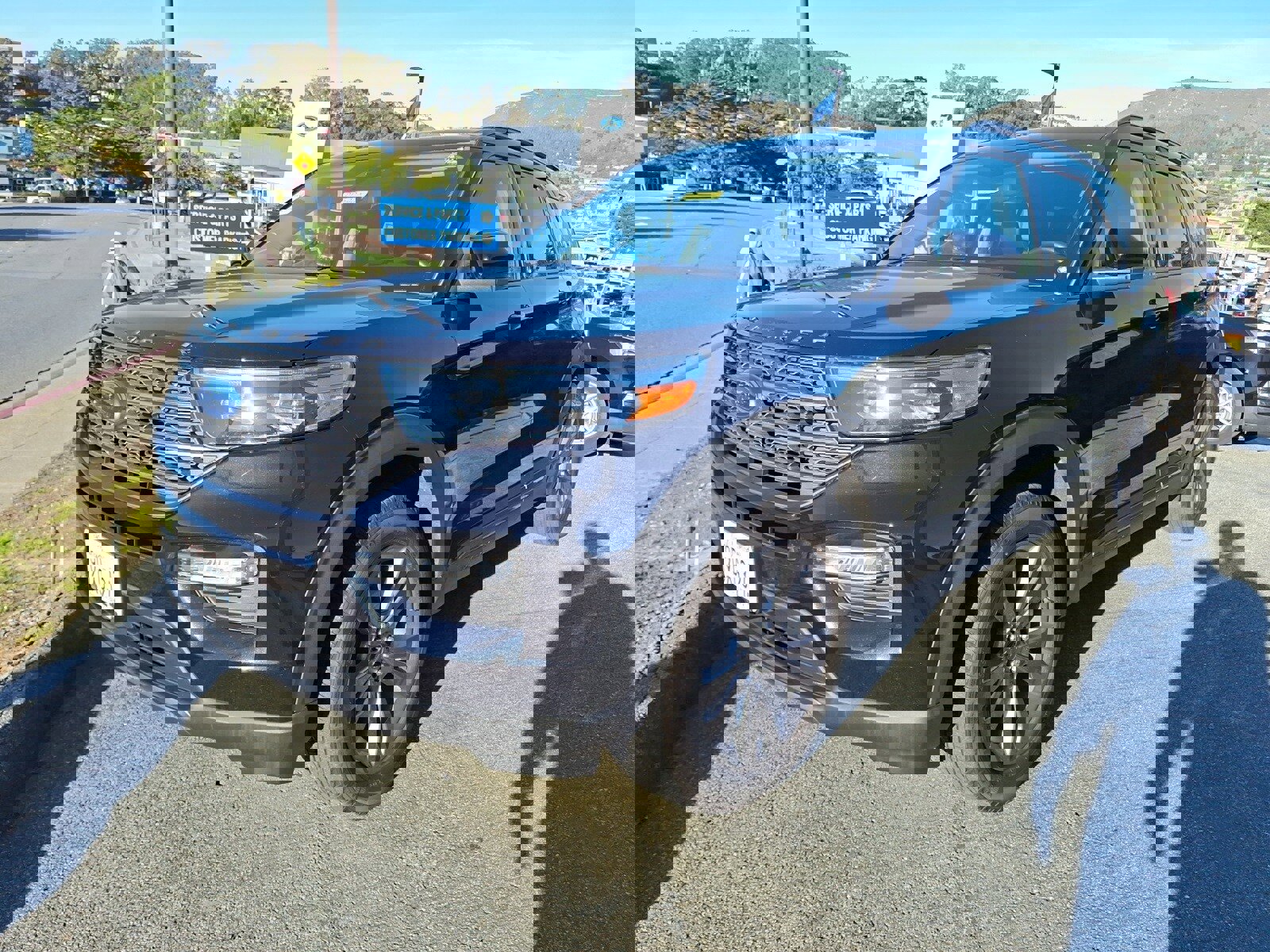 Certified 2022 Ford Explorer XLT w/ Equipment Group 202A image 3