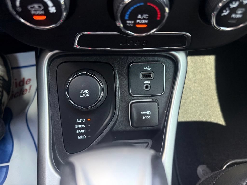 Used 2018 Jeep Compass Latitude AWD/4WD image 32