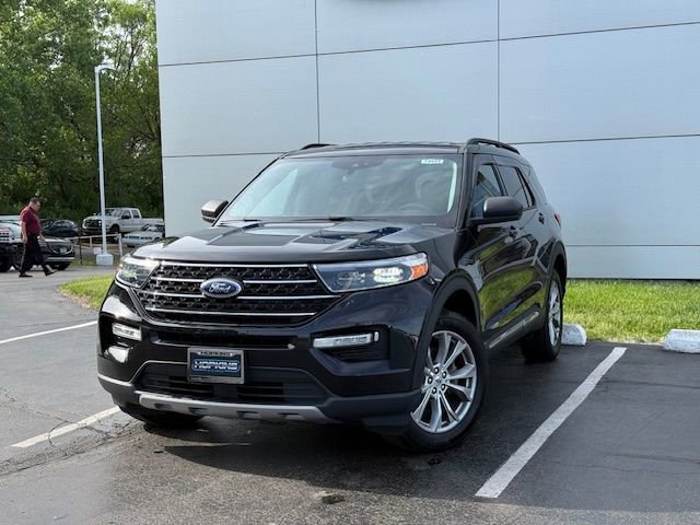 Certified 2023 Ford Explorer XLT w/ Equipment Group 202A AWD/4WD image 2