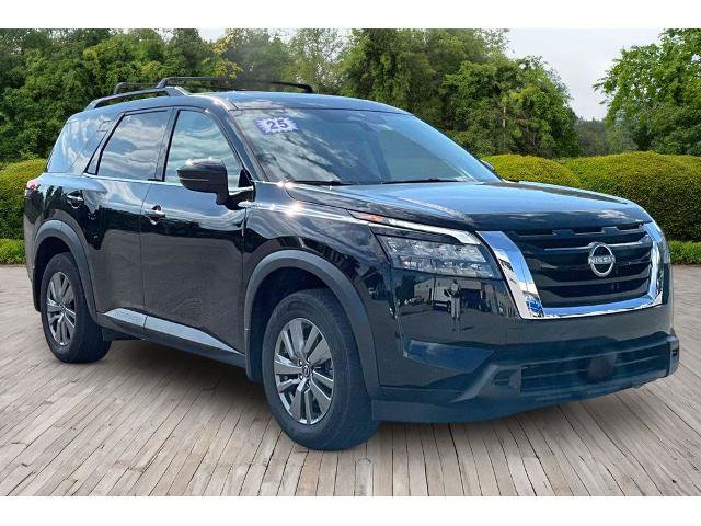 Used 2025 Nissan Pathfinder SV w/ SV Premium Package FWD image 3