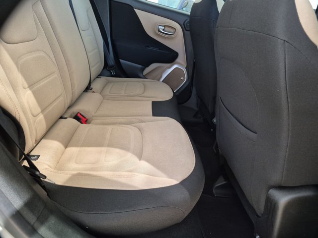 Used 2018 Jeep Renegade Latitude FWD image 19
