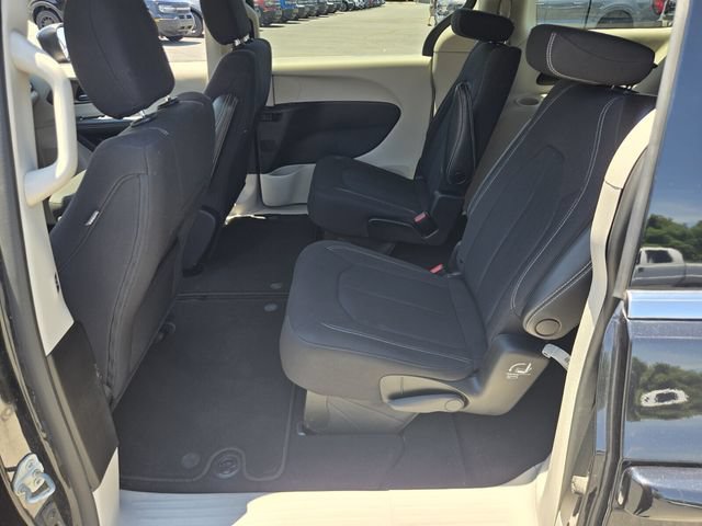 Used 2022 Chrysler Voyager LX FWD image 11