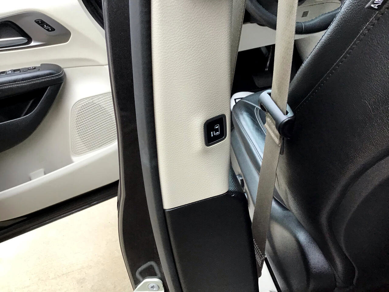 Used 2022 Chrysler Pacifica Touring-L image 33