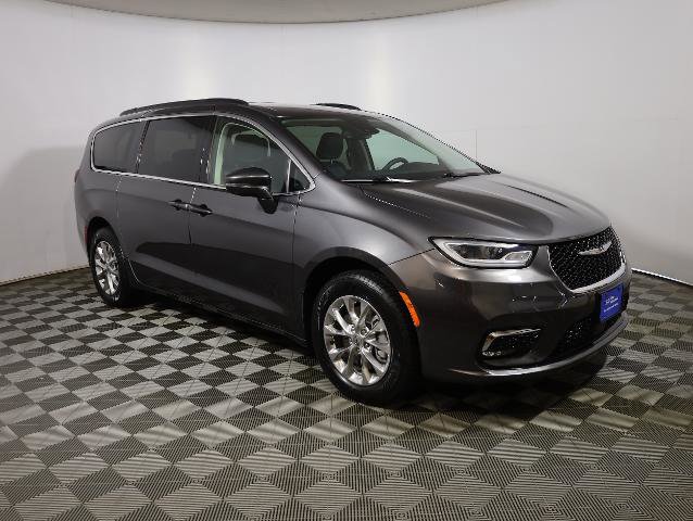 Used 2022 Chrysler Pacifica Touring-L w/ Uconnect Theater Family Group AWD/4WD image 4