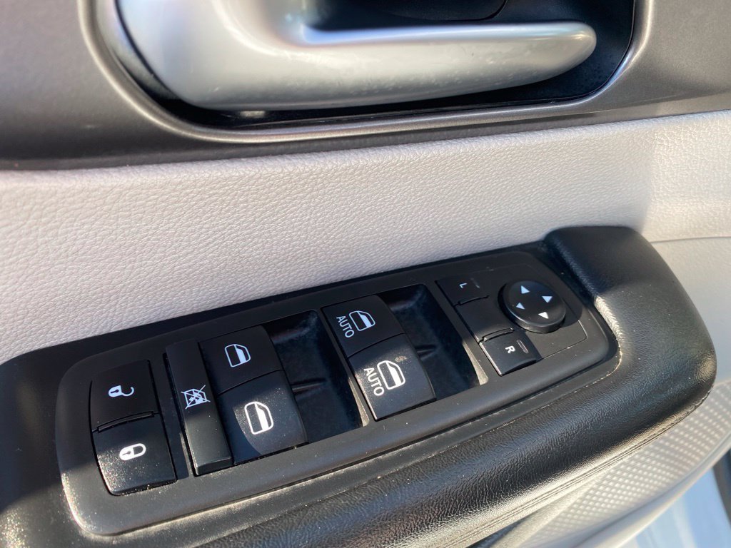 Used 2022 Chrysler Pacifica Touring-L FWD image 12
