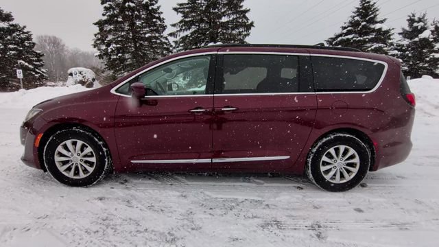 Used 2017 Chrysler Pacifica Touring-L image 6