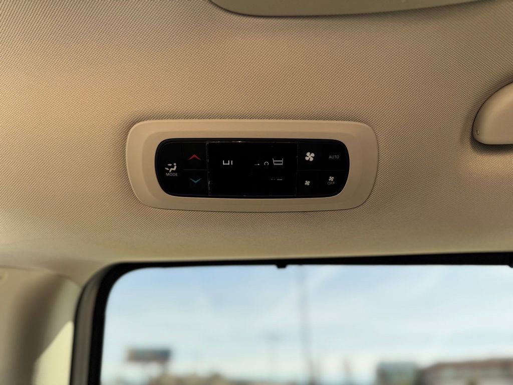 Used 2023 Chrysler Pacifica Touring-L image 40