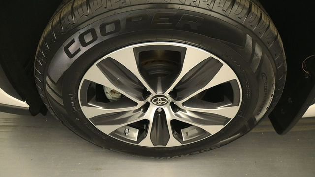 Used 2023 Toyota Highlander XLE AWD/4WD image 15