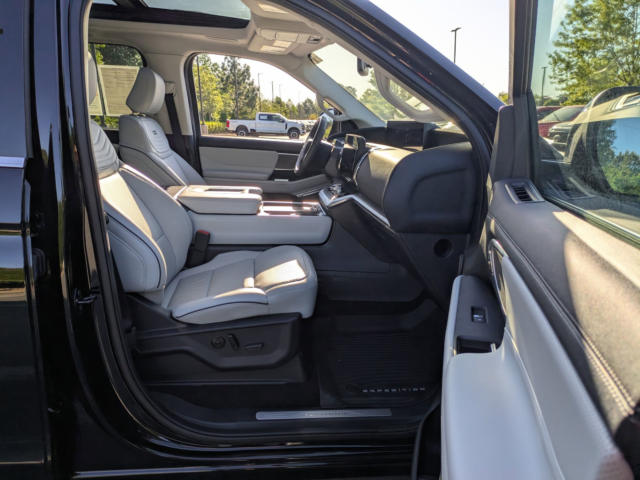 Certified 2025 Ford Expedition Platinum w/ Platinum Ultimate Package AWD/4WD image 35