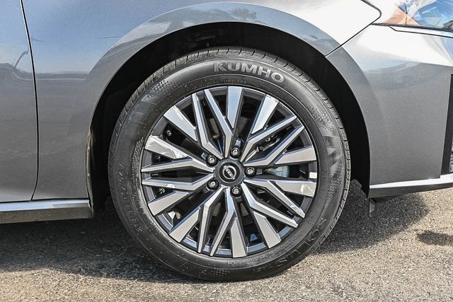 Used 2025 Nissan Altima 2.5 SV FWD image 13