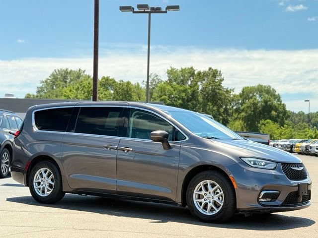 Used 2023 Chrysler Pacifica Touring-L FWD image 34