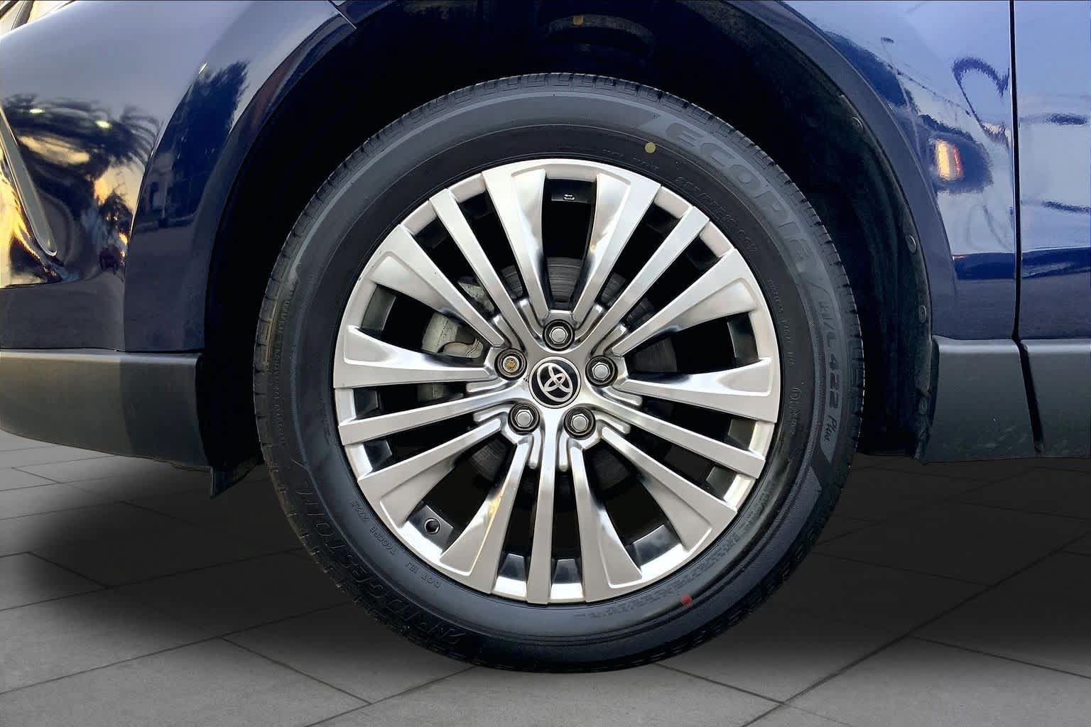 Used 2022 Toyota Venza XLE AWD/4WD image 10