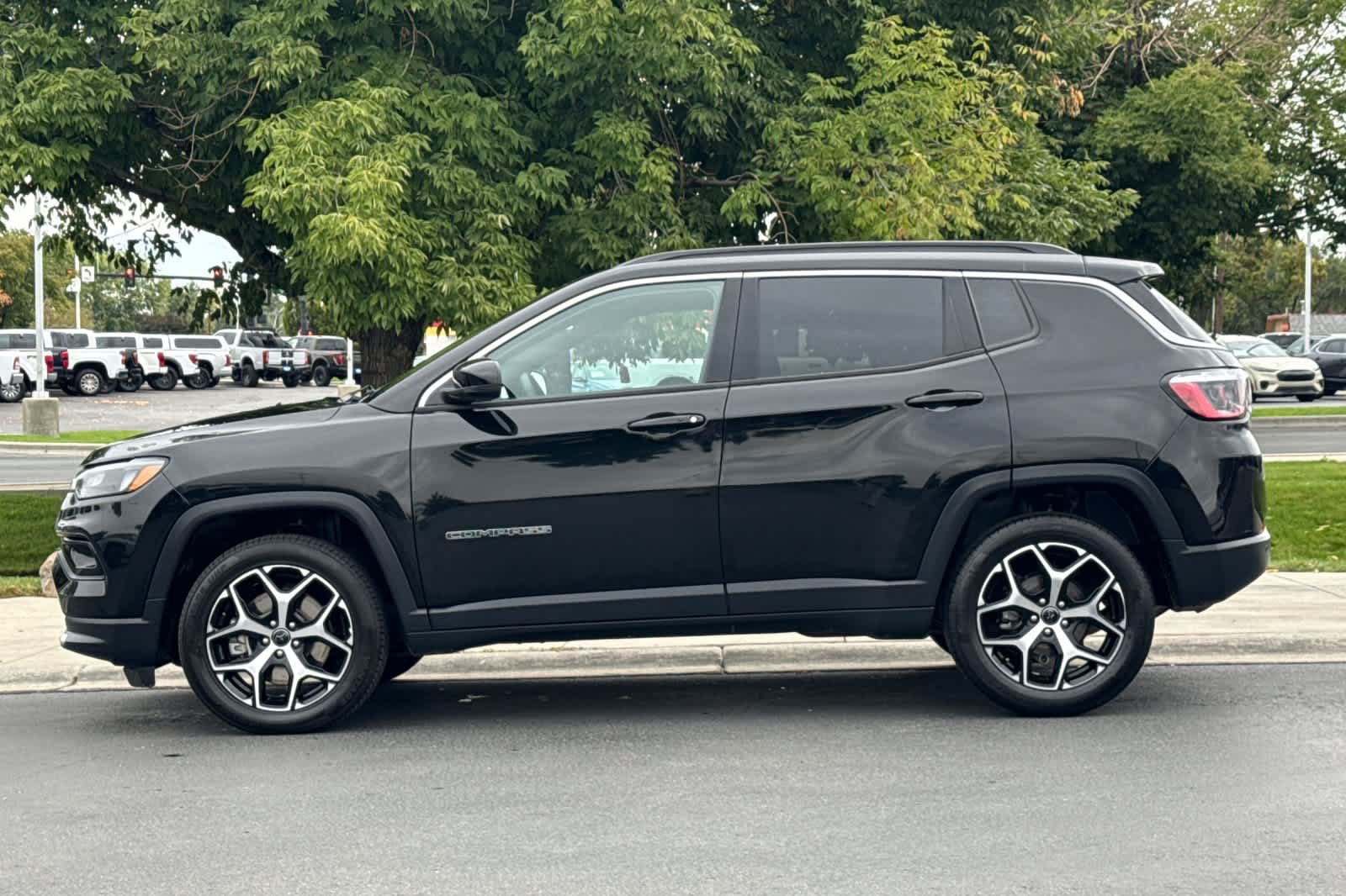 Used 2025 Jeep Compass Limited AWD/4WD image 5
