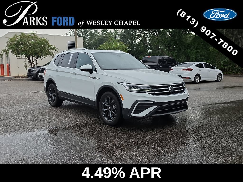 Used 2024 Volkswagen Tiguan SE w/ Panoramic Sunroof Package FWD image 1