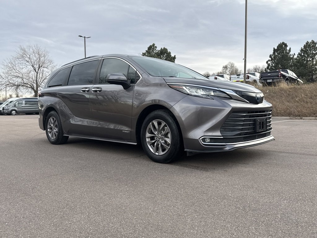 Used 2021 Toyota Sienna XLE image 1