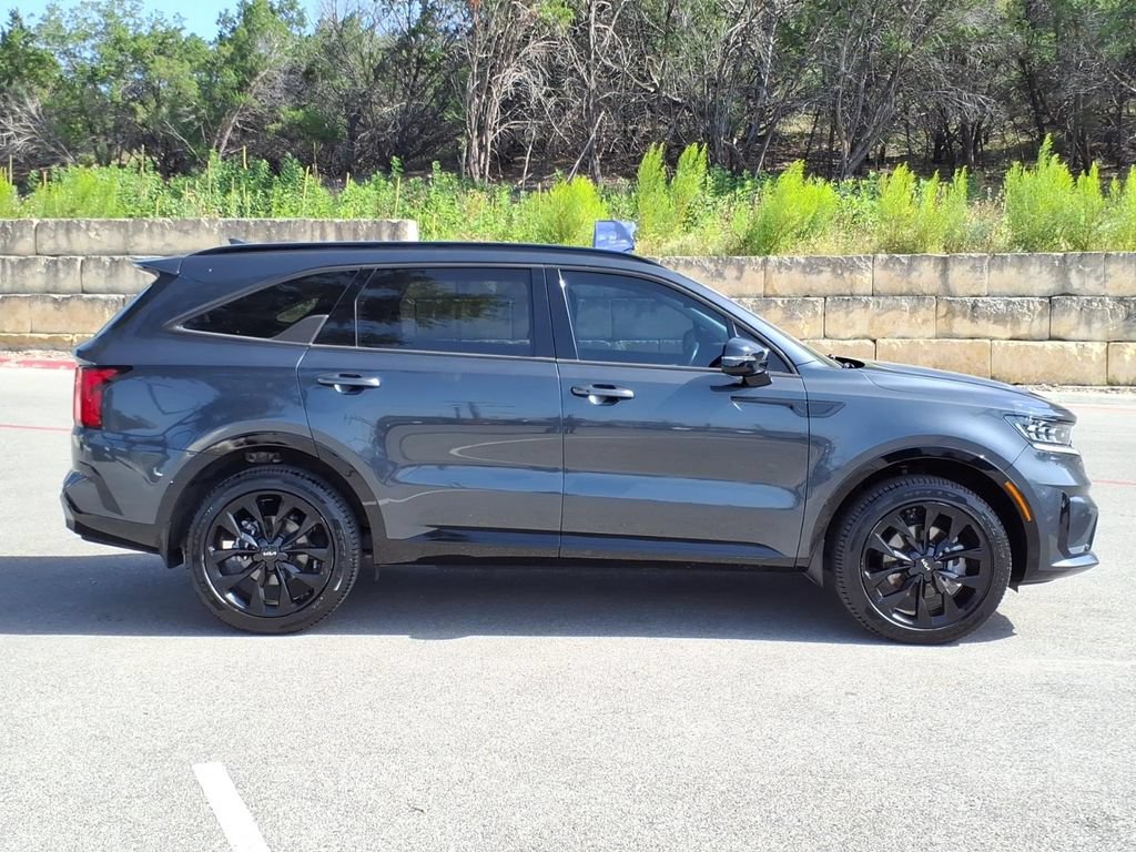 Used 2023 Kia Sorento SX AWD/4WD image 2