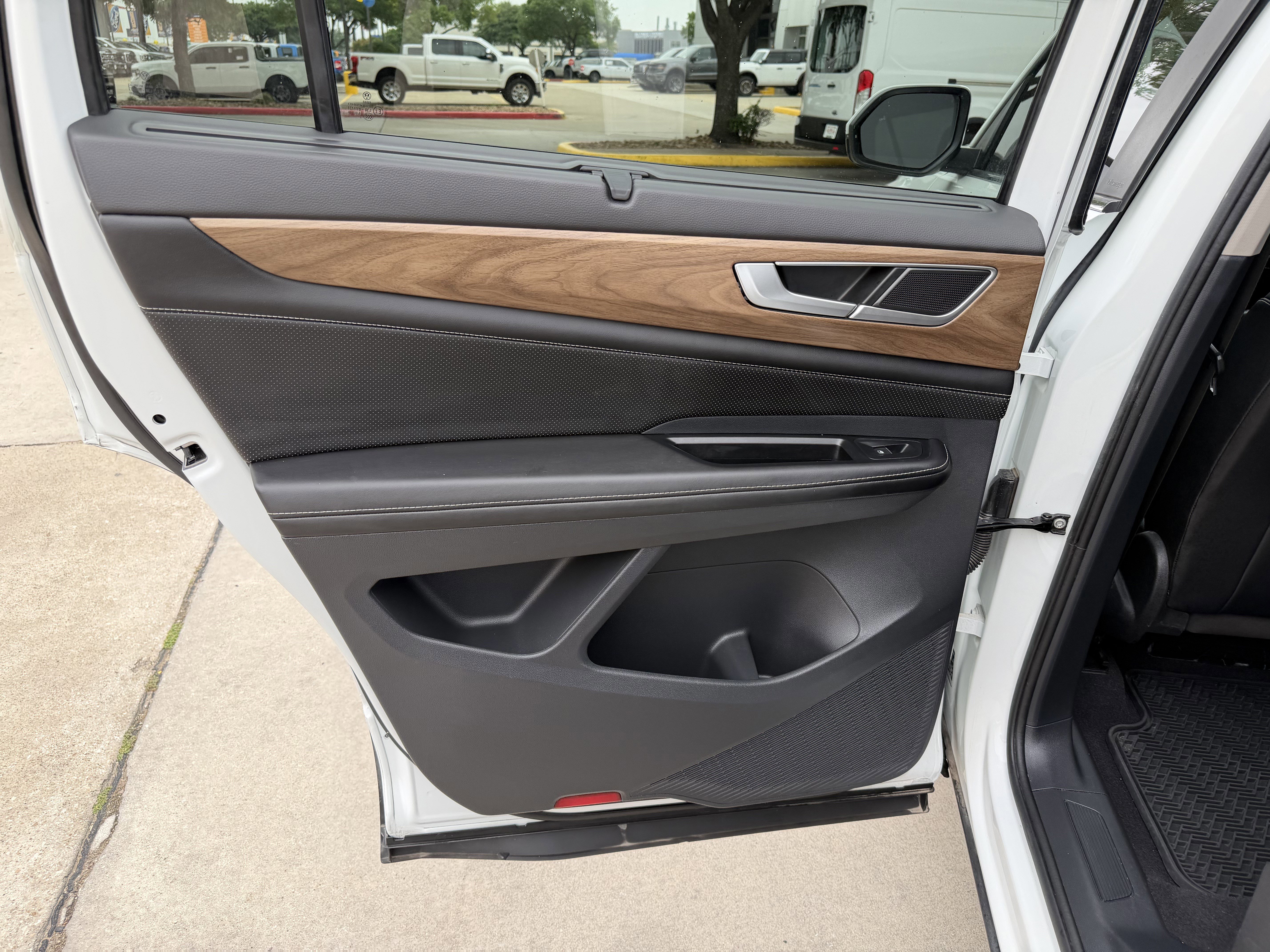 Used 2024 Volkswagen Atlas SE FWD image 15