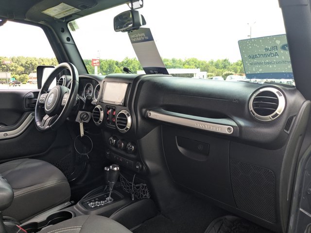 Used 2017 Jeep Wrangler Unlimited Sahara w/ Connectivity Group AWD/4WD image 30