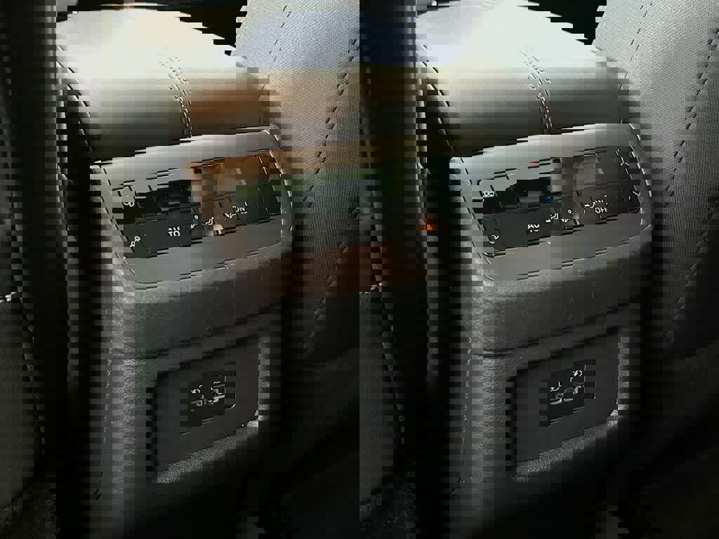 Used 2022 Nissan Pathfinder SV w/ SV Premium Package FWD image 16