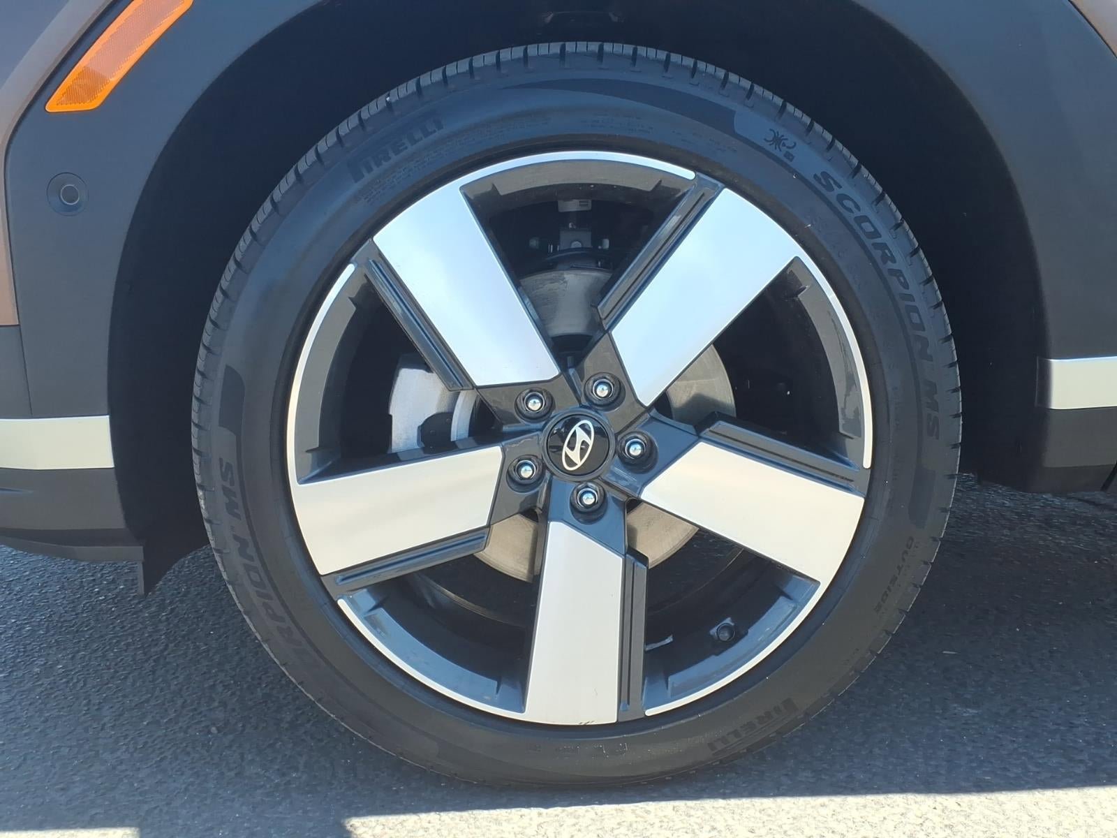 Used 2025 Hyundai Santa Fe Limited AWD/4WD image 9