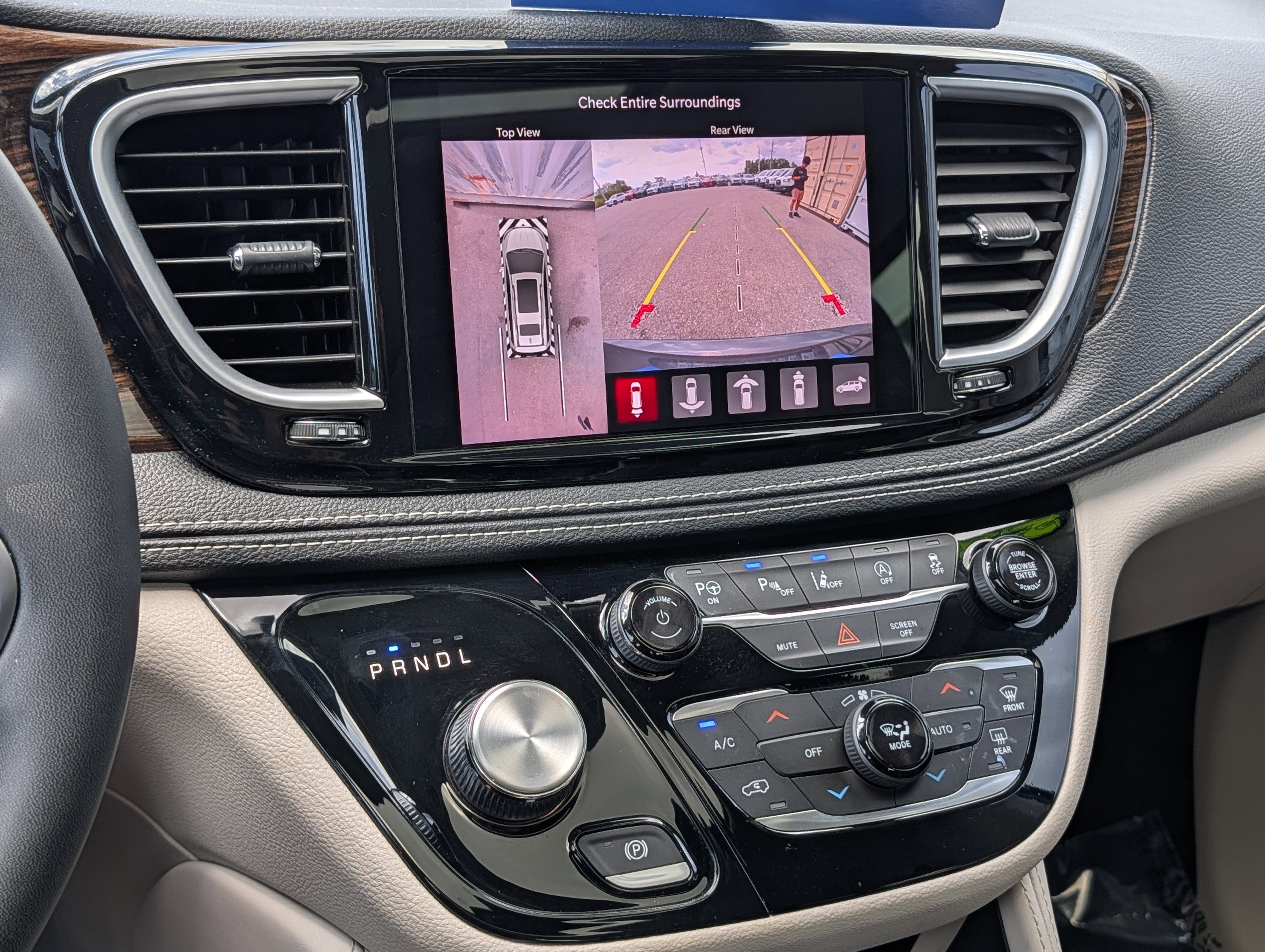 Used 2022 Chrysler Pacifica Limited image 32