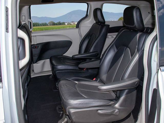 Used 2023 Chrysler Pacifica Touring-L FWD image 16