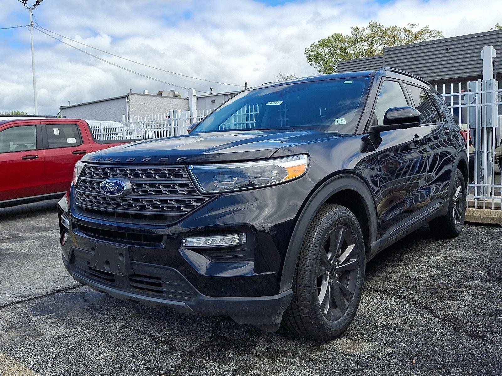 Certified 2022 Ford Explorer XLT w/ Equipment Group 202A AWD/4WD image 3