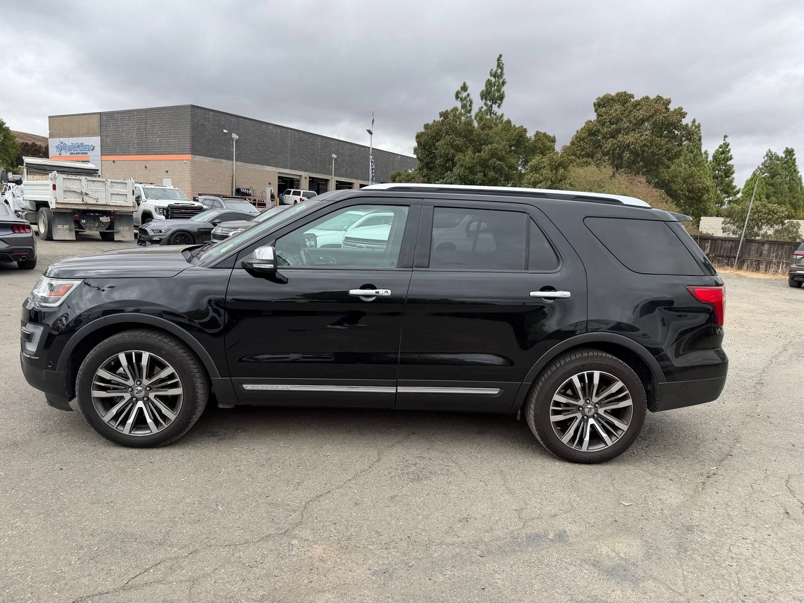 Certified 2017 Ford Explorer Platinum AWD/4WD image 2