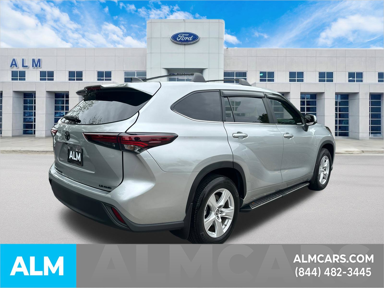 Used 2024 Toyota Highlander LE AWD/4WD image 5