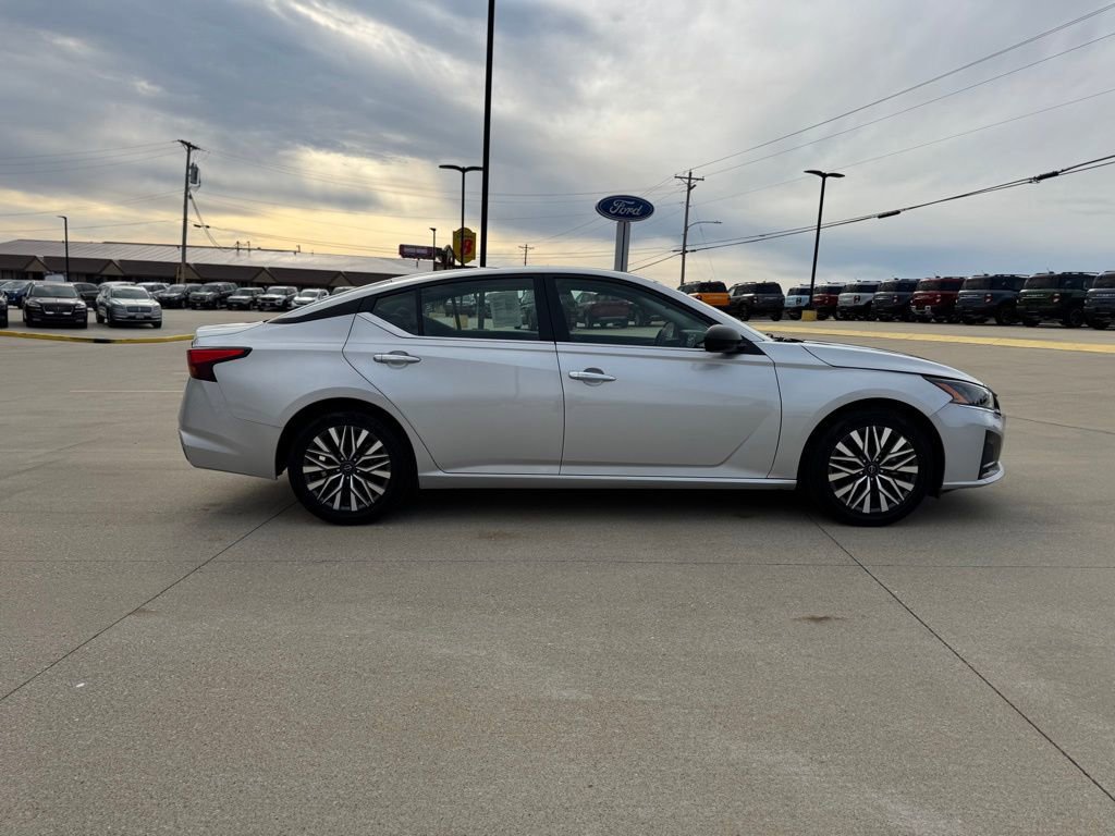 Used 2024 Nissan Altima 2.5 SV FWD image 2
