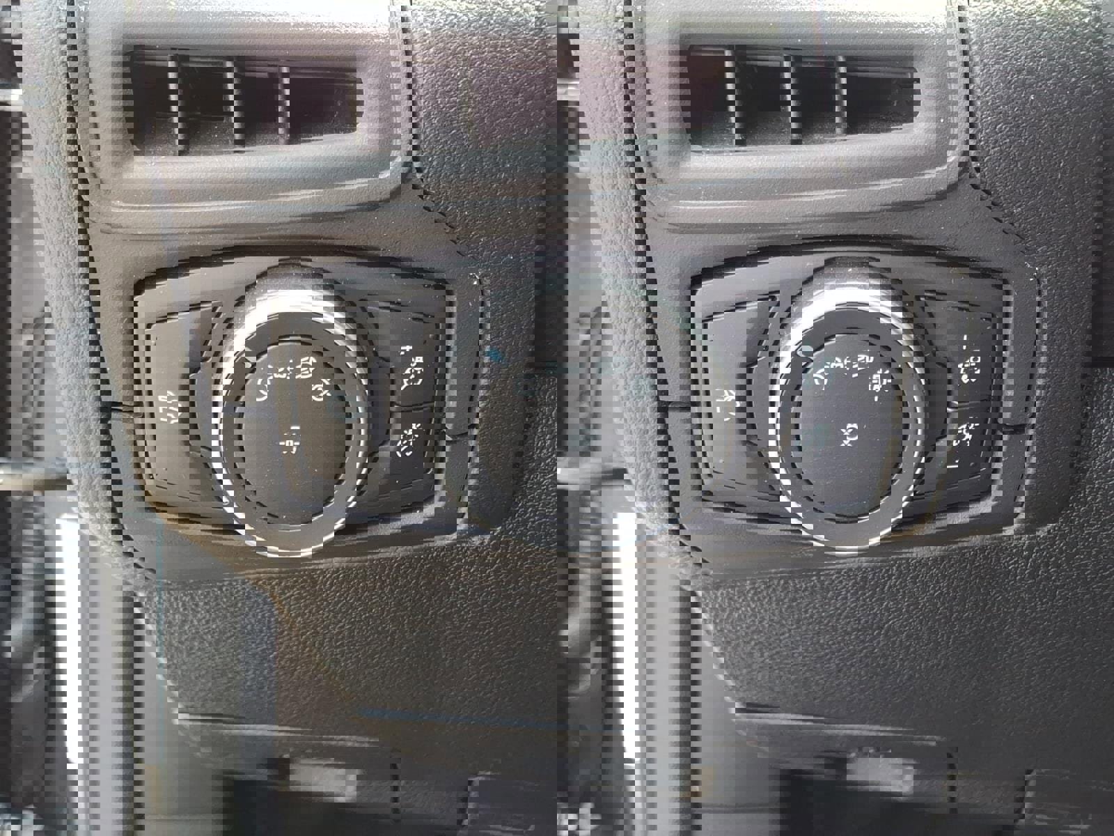 Certified 2018 Ford Focus SE w/ Cold Weather Package FWD image 22