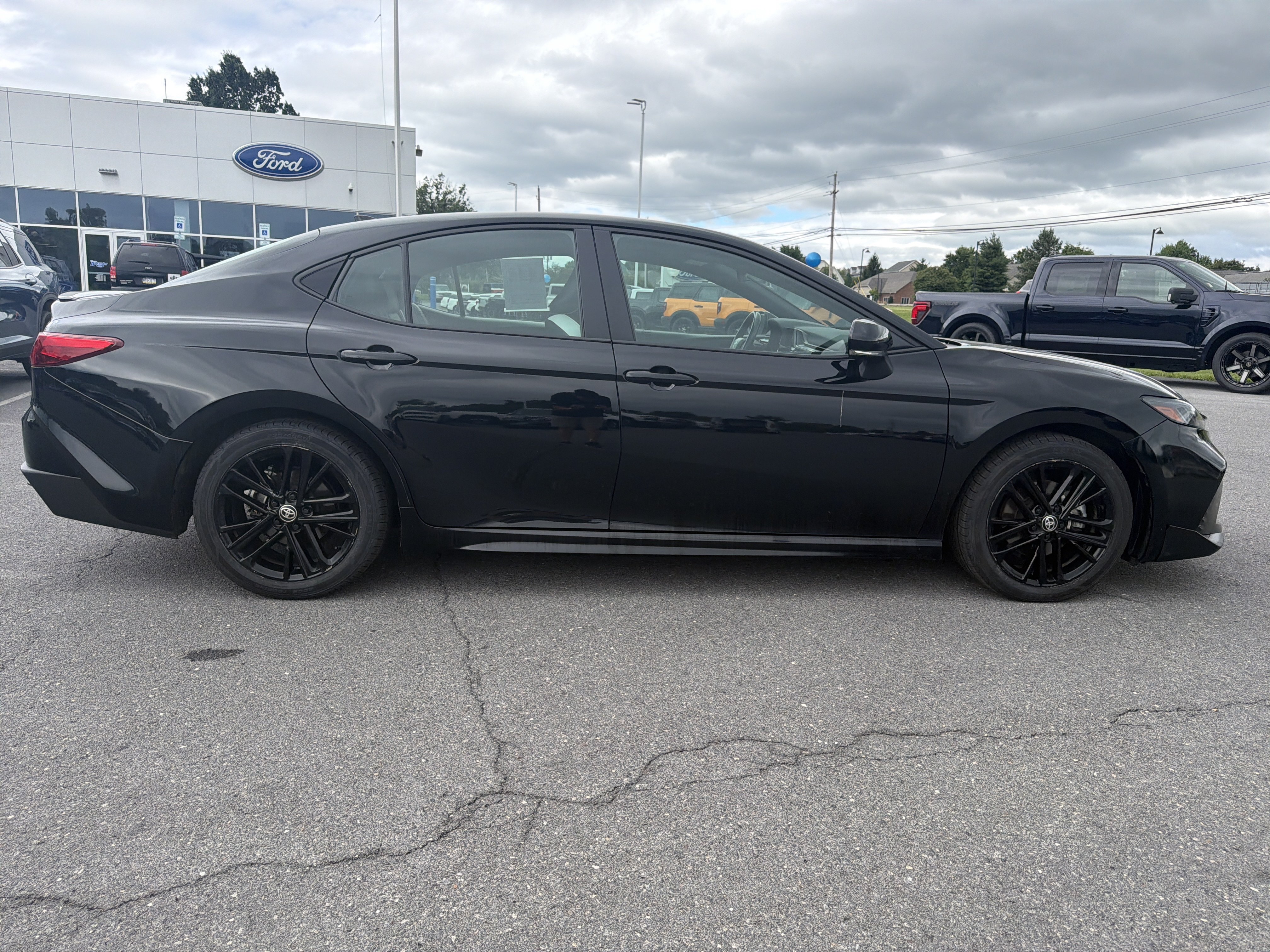 Used 2025 Toyota Camry SE FWD image 2