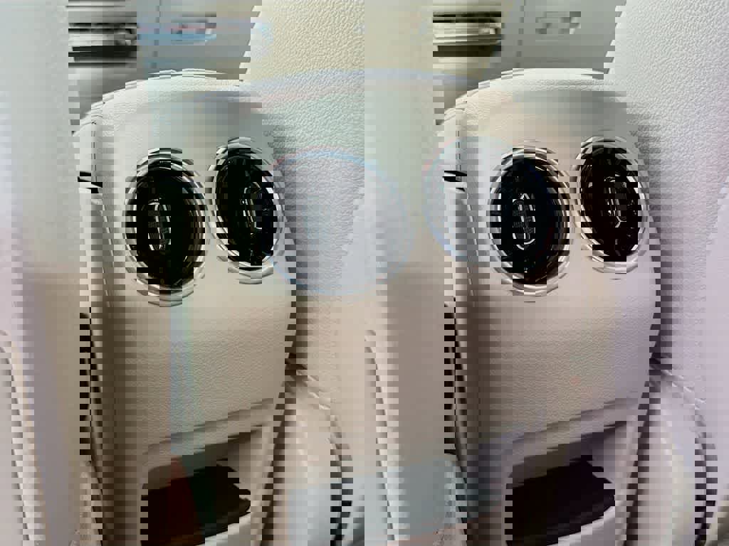 Used 2025 Mercedes-Benz GLA 250 4MATIC image 16