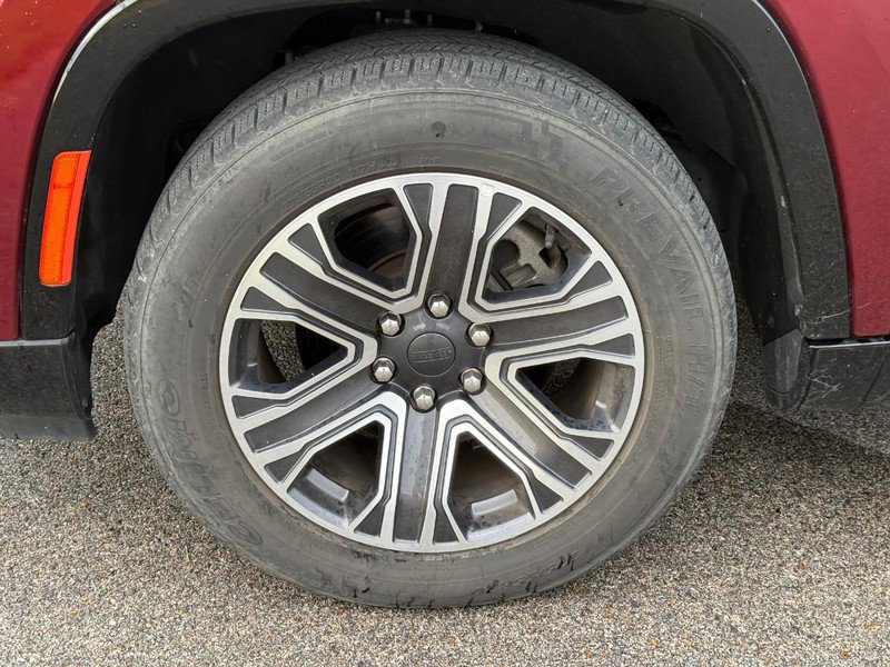 Used 2023 Jeep Wagoneer L Series II AWD/4WD image 2