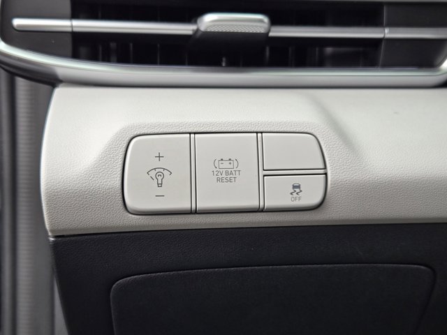 Used 2025 Hyundai Elantra Limited FWD image 19
