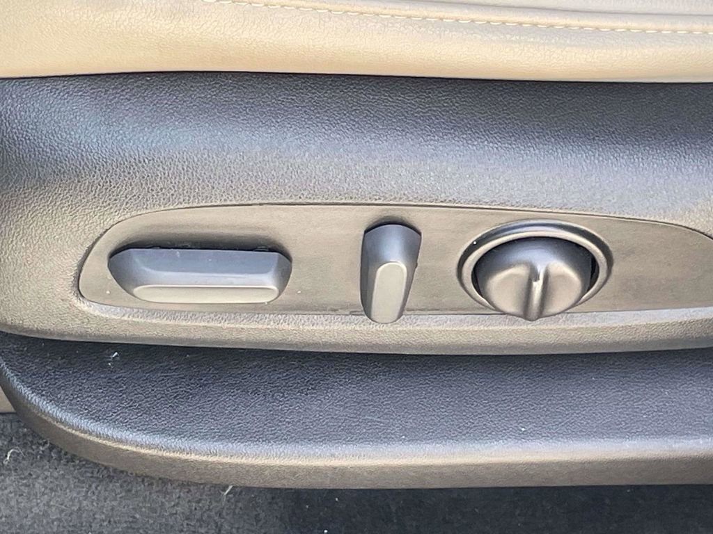 Used 2023 Chevrolet Traverse LT image 14