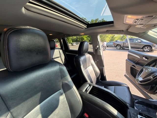 Used 2019 Toyota Highlander XLE AWD/4WD image 26